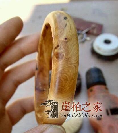 废料逆袭!直播玩家用崖柏做手镯,没瘤花也很美!-5