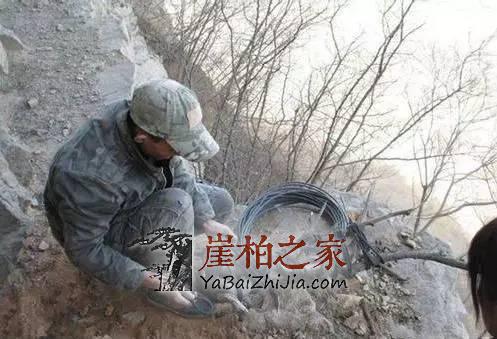 悬崖峭壁上最美的采摘人,脚下就是万丈深渊!-1