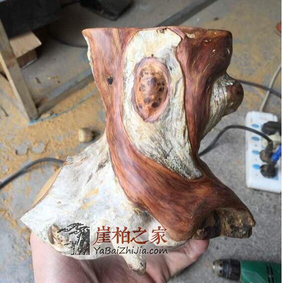 崖柏手工达人打磨笔筒 留一半清醒留一半醉-5